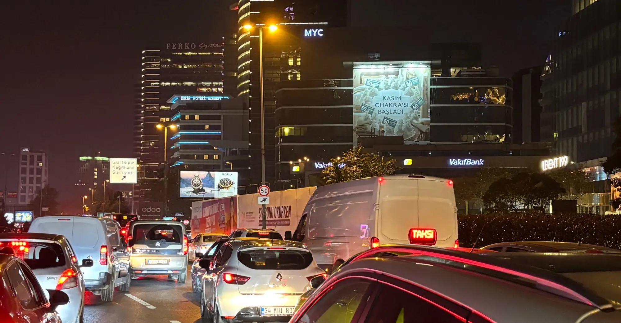 Levent Büyükdere Caddesi'ndeki açıkhava reklam alanı ve gece trafiği